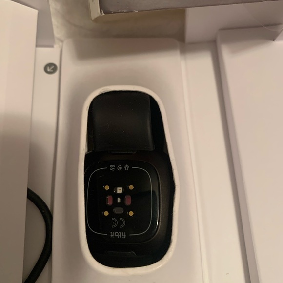 Black Versa 3 Smartwatch with GPS - Picture 4 of 7